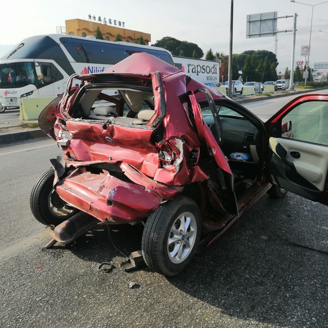 Manisa'da kamyonetle çarpışan otomobilin sürücüsü yaralandı