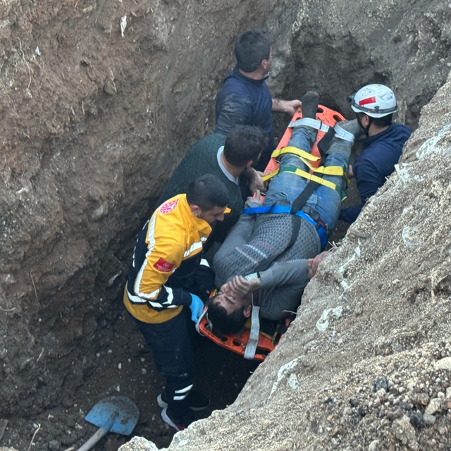 Şanlıurfa'da göçük altında kalan bir işçi kurtarıldı
