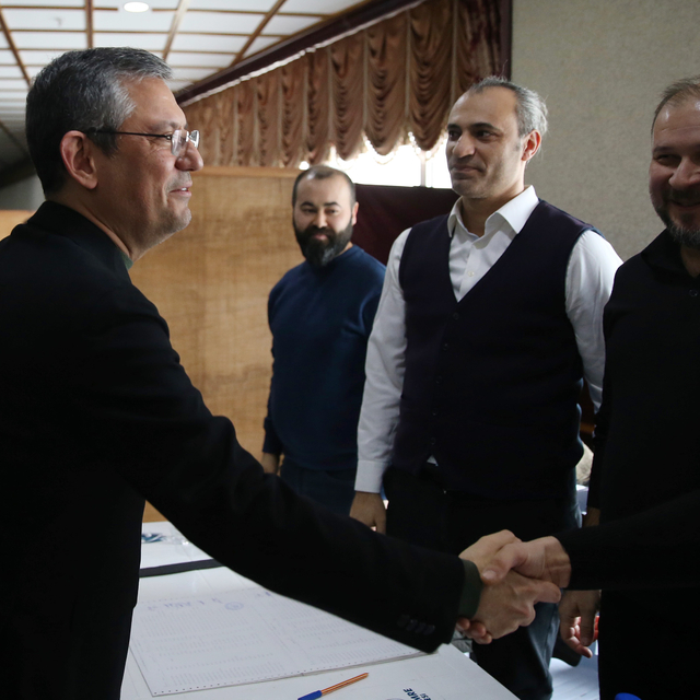 CHP Genel Başkanı Özel, Manisa'da partisinin ön seçiminde oy kullandı