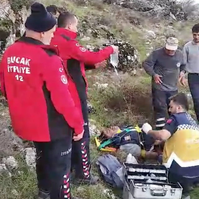 Burdur'da mantar toplarken düşüp yaralanan kişi ekiplerce hastaneye kaldırı...