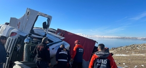 Kars'ta devrilen tırda sıkışan 2 kişi yaralandı