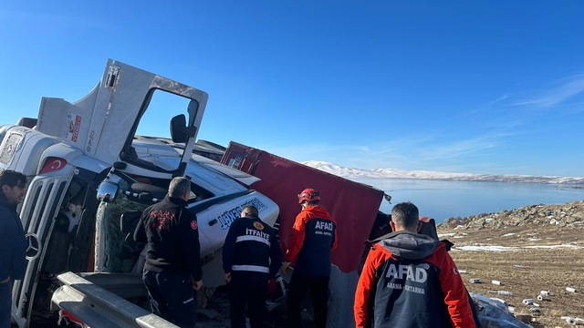 Kars'ta devrilen tırda sıkışan 2 kişi yaralandı