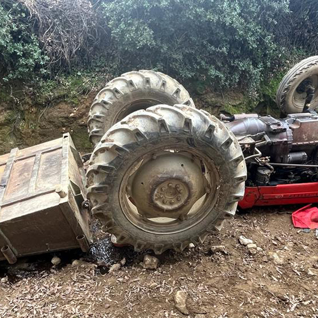 İzmir'de devrilen traktörün sürücüsü öldü