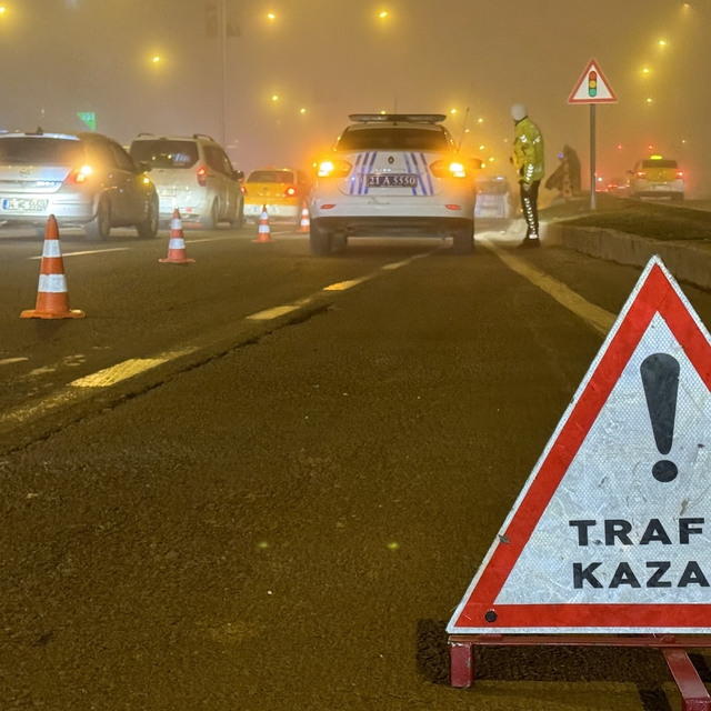 Diyarbakır'da çarpışan 2 otomobilin sürücüsü yaralandı