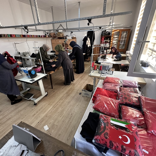 Düzce'de kadın kursiyerler, Gazze'deki kadın ve çocuklar için kıyafet dikiy...
