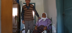 Yörük ezgileri eşliğinde, 7 yıldır tekerlekli sandalyeye bağımlı eşine bakıyor