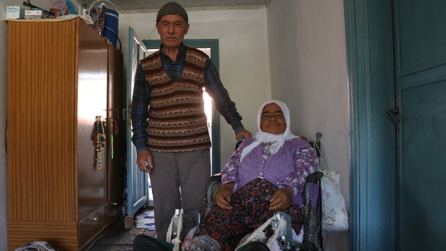 Yörük ezgileri eşliğinde, 7 yıldır tekerlekli sandalyeye bağımlı eşine bakıyor
