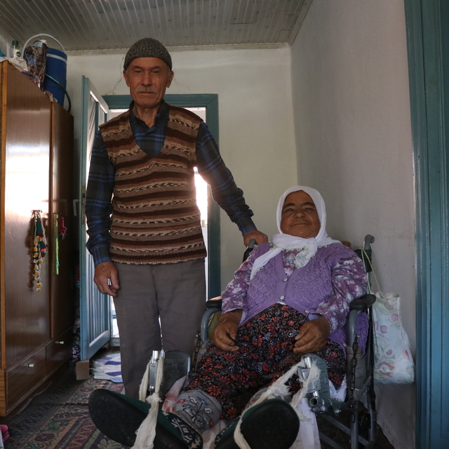 Yörük ezgileri eşliğinde, 7 yıldır tekerlekli sandalyeye bağımlı eşine bakı...