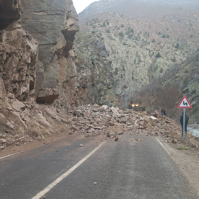 Artvin-Ardahan kara yolu heyelan nedeniyle ulaşıma kapandı