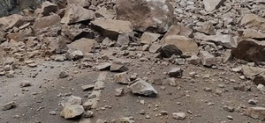 Artvin'de heyelan; düşen kayalar, kara yolunu kapattı