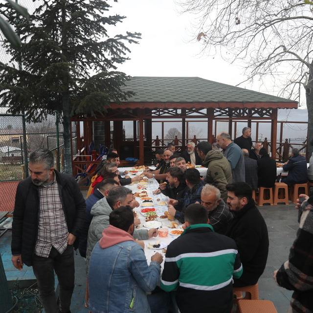 Kocaali'de mahalle sakinleri yılın son kahvaltısında bir araya geldi