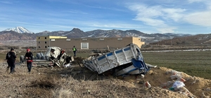 Ağrı'da şarampole yuvarlanan kamyonun sürücü öldü