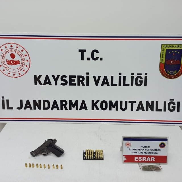 Kayseri'de yılbaşı denetimlerinde ruhsatsız tabanca ve esrar ele geçirildi