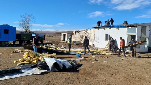 Kars'ta şiddetli rüzgar nedeniyle hasar gören köylerde çalışma başlatıldı