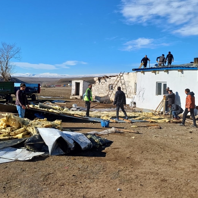 Kars'ta şiddetli rüzgar nedeniyle hasar gören köylerde çalışma başlatıldı