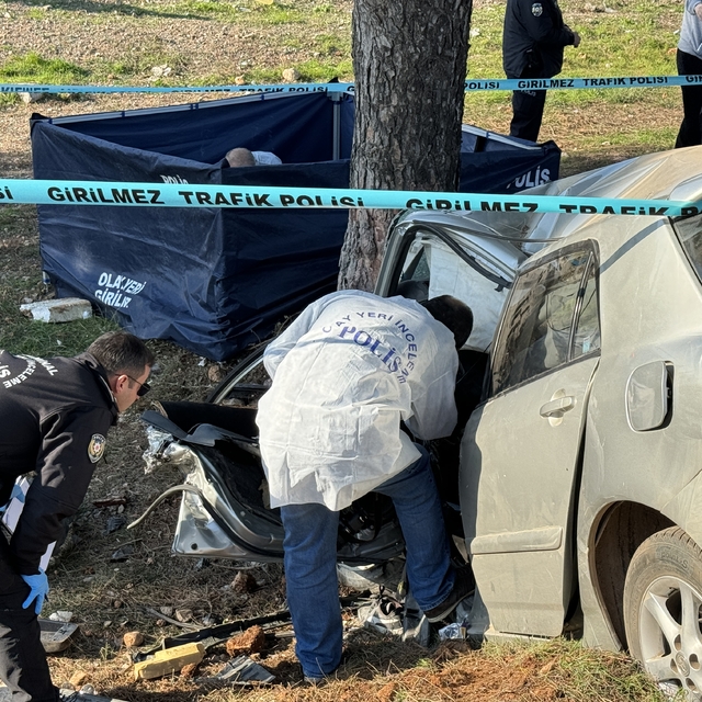 Antalya'da şarampole devrilen otomobildeki genç öldü, bir çocuk yaralandı