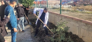 Çorum'da öğrenciler 12 şehit için 12 fidan dikti