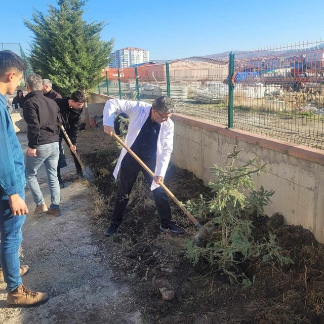 Çorum'da öğrenciler 12 şehit için 12 fidan dikti