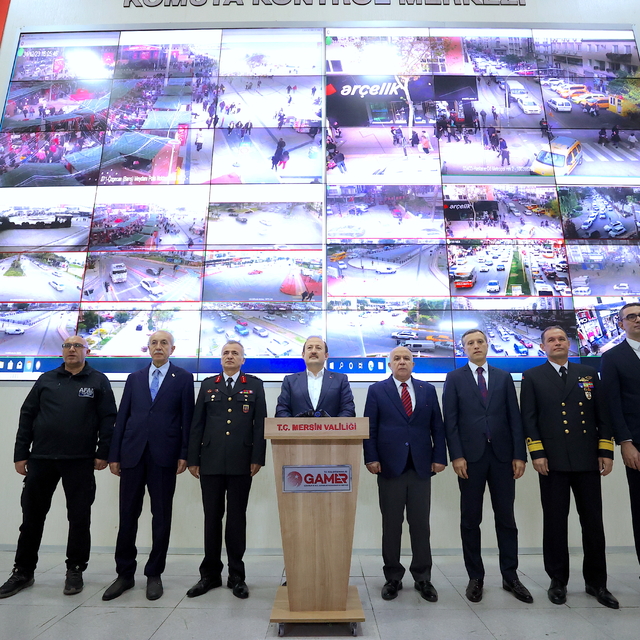 Mersin Valisi Pehlivan, yılın son akşamı görev başındaki personeli ziyaret...