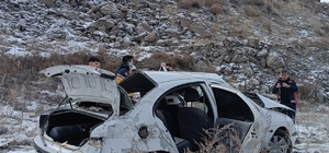 Ağrı'da şarampole devrilen otomobildeki 3 kişi yaralandı