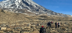 Doğa tutkunları küresel ısınmaya dikkati çekmek için Ağrı Dağı'na tırmandı
