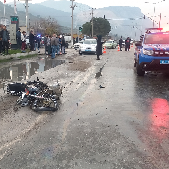 Manisa'da hafif ticari aracın çarptığı 16 yaşındaki motosiklet sürücüsü öld...