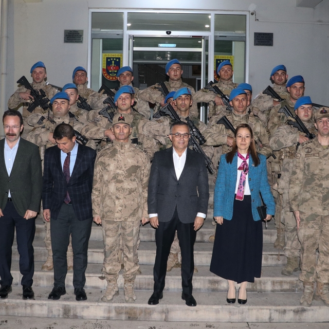 Gaziantep Valisi Çeber, yeni yılı görev başında karşılayan personeli ziyare...