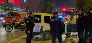 Samsun'da otomobille çarpışan hafif ticari aracın sürücüsü ağır yaralandı