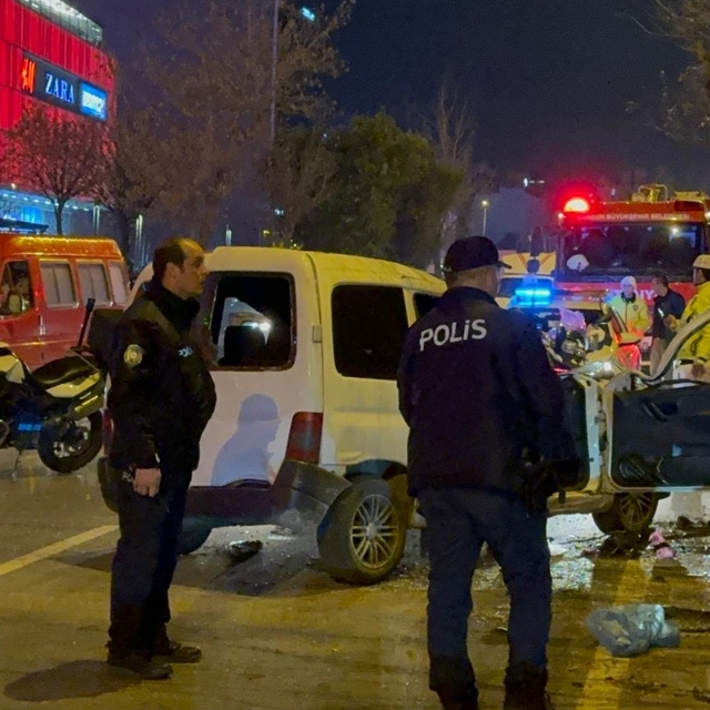 Samsun'da otomobille çarpışan hafif ticari aracın sürücüsü ağır yaralandı