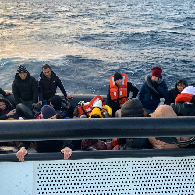 İzmir açıklarında 43 düzensiz göçmen yakalandı