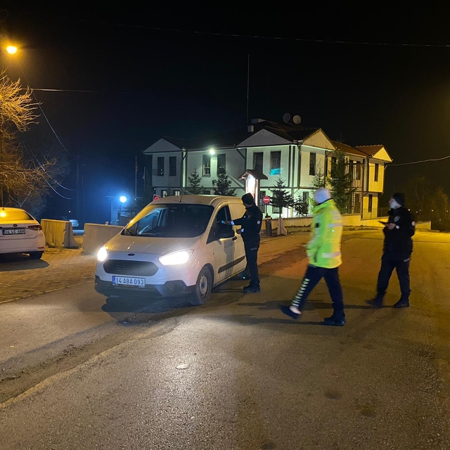 Mudurnu'da yılbaşı gecesi kurallara uymayan sürücülere ceza kesildi