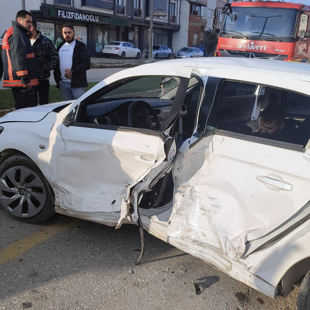 Karasu'da hafif ticari araçla çarpışan otomobilin sürücüsü yaralandı