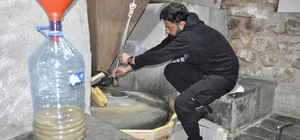 Çukurca Kaymakamlığı tarihi taş değirmendeki tahin üretimiyle 20 kişiye ist...