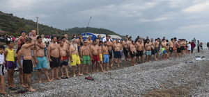 Mersin'de çevre gönüllüleri yılın ilk gününde denize girdi