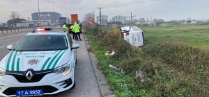 Lapseki'de işçileri taşıyan otobüsün devrilmesi sonucu 5 kişi yaralandı