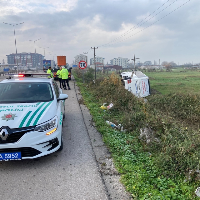 Lapseki'de işçileri taşıyan otobüsün devrilmesi sonucu 5 kişi yaralandı