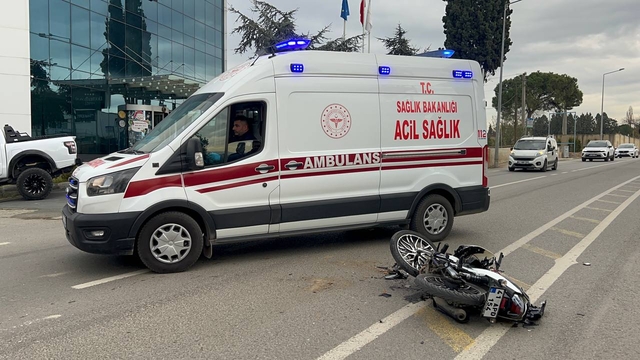 Hafif ticari araçla çarpışan motosikletin sürücüsü yaralandı