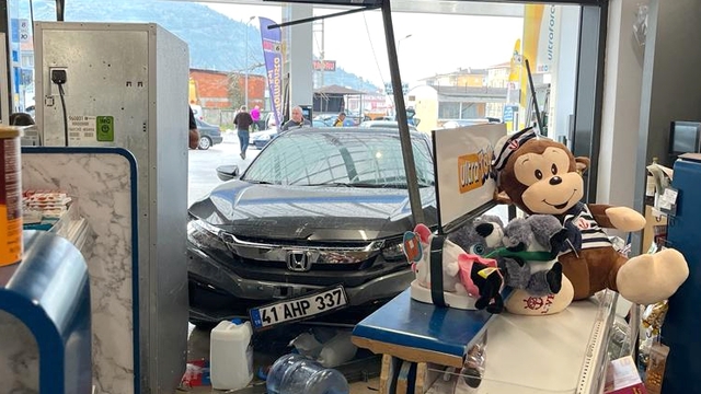 Sürücüsünün fren yerine gaza bastığı otomobil markete girdi