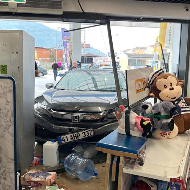 Sürücüsünün fren yerine gaza bastığı otomobil markete girdi