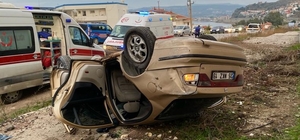 İzmir'de yoldan çıkan otomobil duvara çarptı, 4 kişi yaralandı