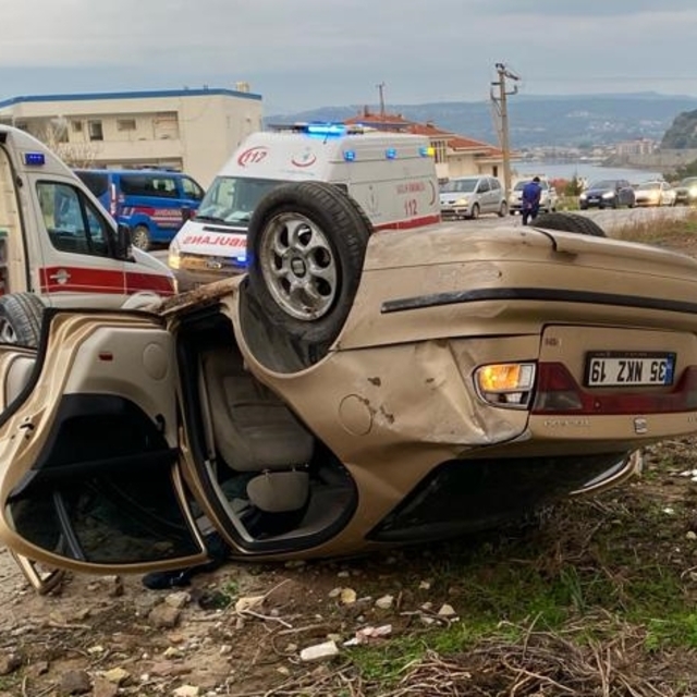 İzmir'de yoldan çıkan otomobil duvara çarptı, 4 kişi yaralandı