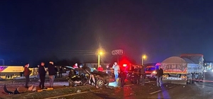 Sakarya'da kamyon ile otomobilin çarpışması sonucu 2 kişi öldü