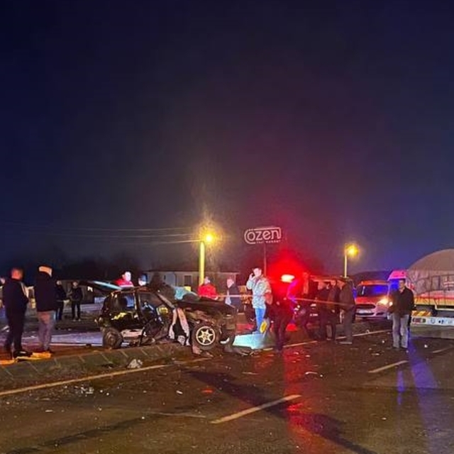 Sakarya'da kamyon ile otomobilin çarpışması sonucu 2 kişi öldü