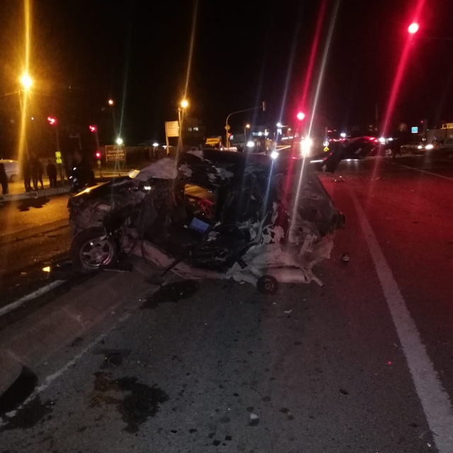 Kamyonla çarpışan otomobildeki 2 kişi öldü