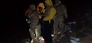 Ağrı Dağı'nda zirveye yakın bölgede düşerek yaralanan Ukraynalı turist kurtarıldı