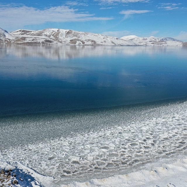 Ağrı'da yüzeyi buzla kaplanan Balık Gölü doğa tutkunlarını bekliyor