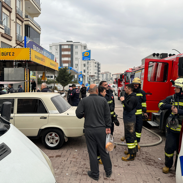 Gaziantep'te yangına müdahale ettiği sırada zemine düşen itfaiye eri yarala...
