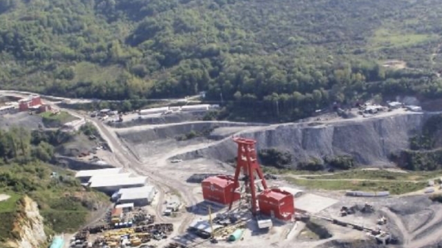 Maden ocağında vagonların arasına sıkışan işçi, kurtarılamadı