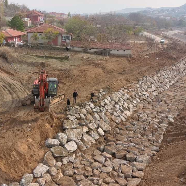 Karakeçili ilçesindeki Bayburtun Deresi'nde ıslah çalışmalarında sona gelin...
