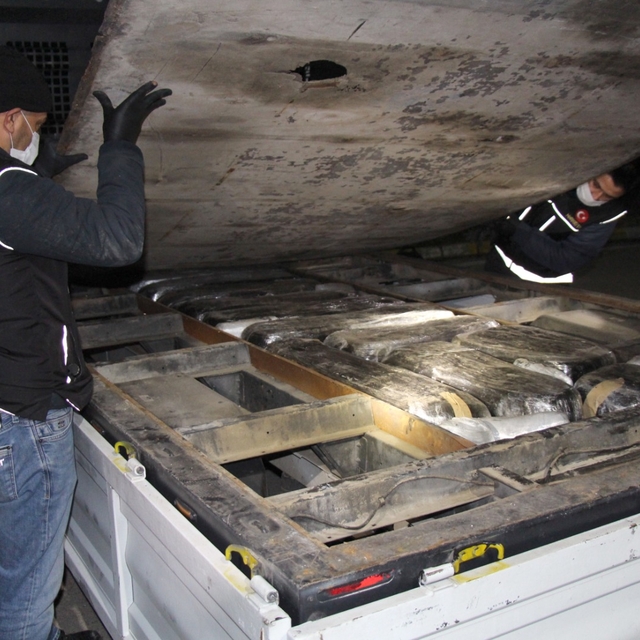 Kamyonetin kasasından 120 kilo esrar ele geçirildi